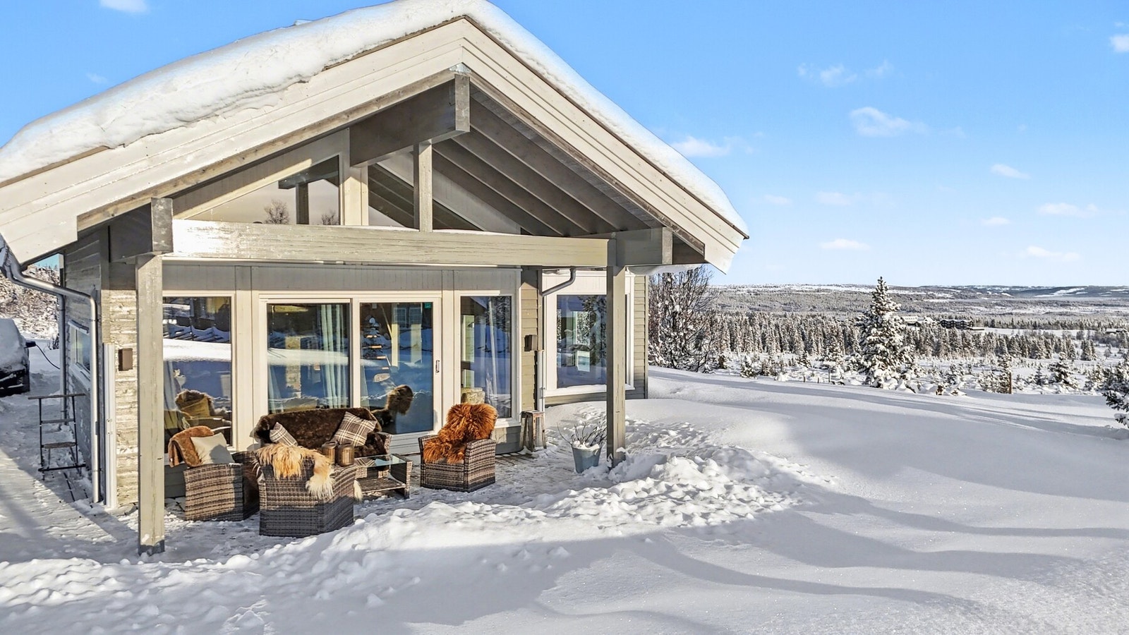 Stor takoverbygget terrasse som gjør at terrassen kan brukes hele året og uansett vær. Galleribilde