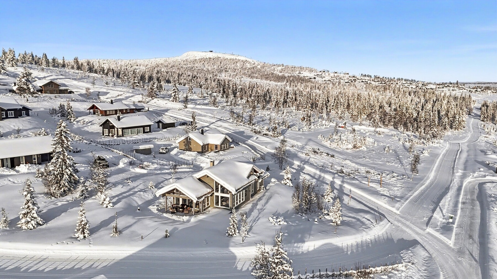 Hytta ligger nydelig til og rett ved preparerte skiløyper. Her ligger utgangspunktet for mange fine skiturer. Galleribilde