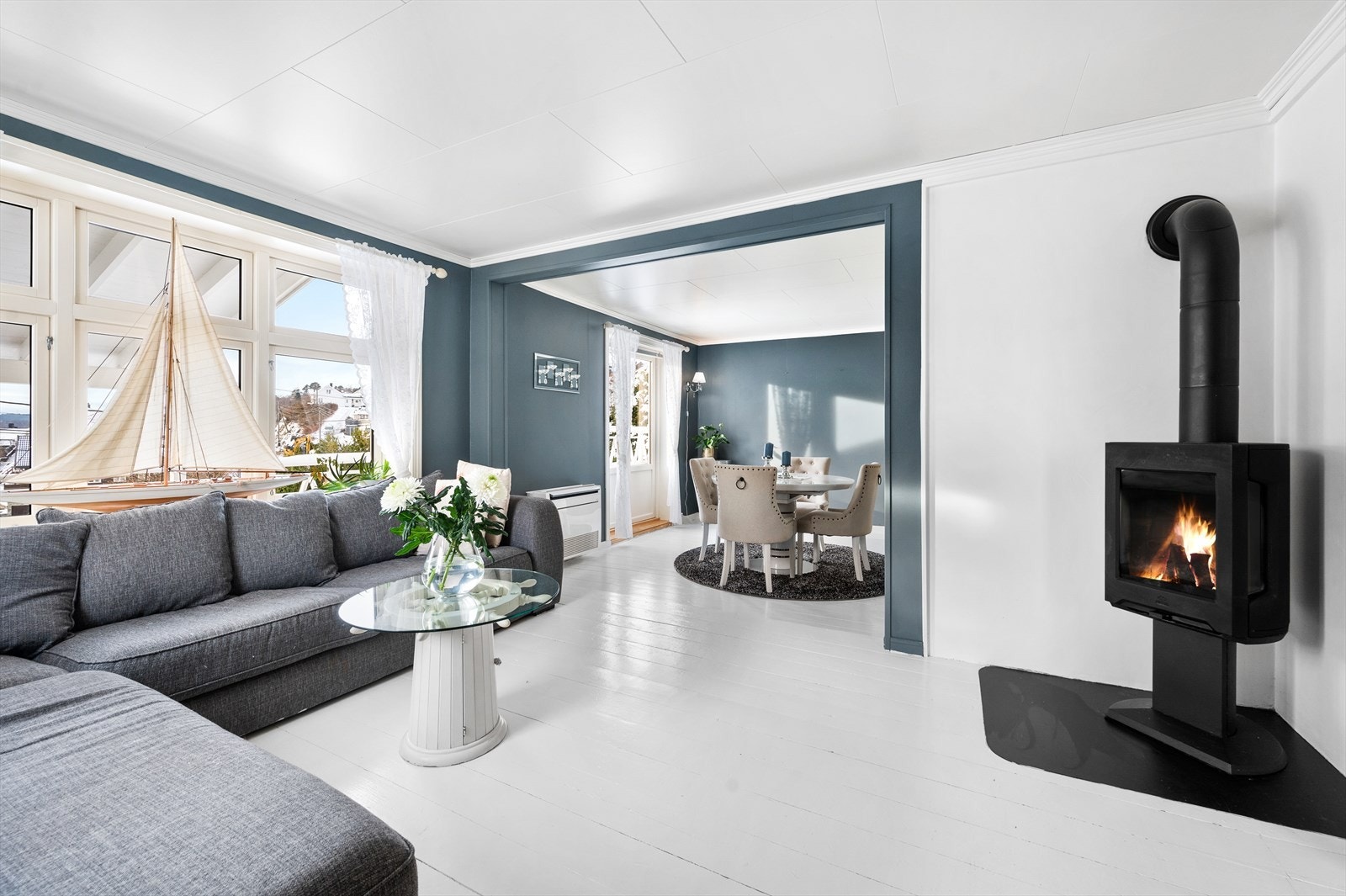 Lys og romslig stue med peis Galleribilde