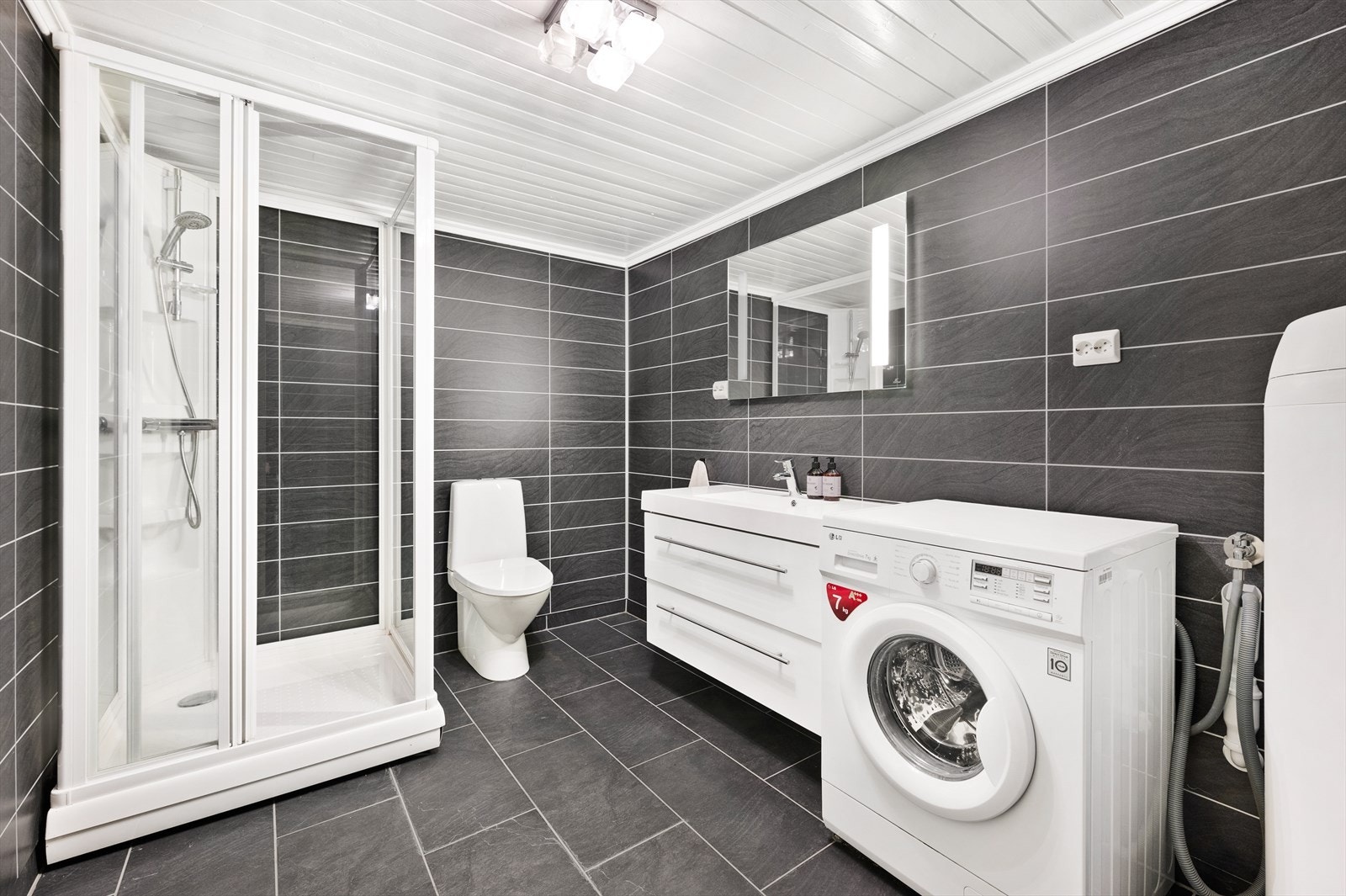 Pent, flislagt bad i annekset Galleribilde