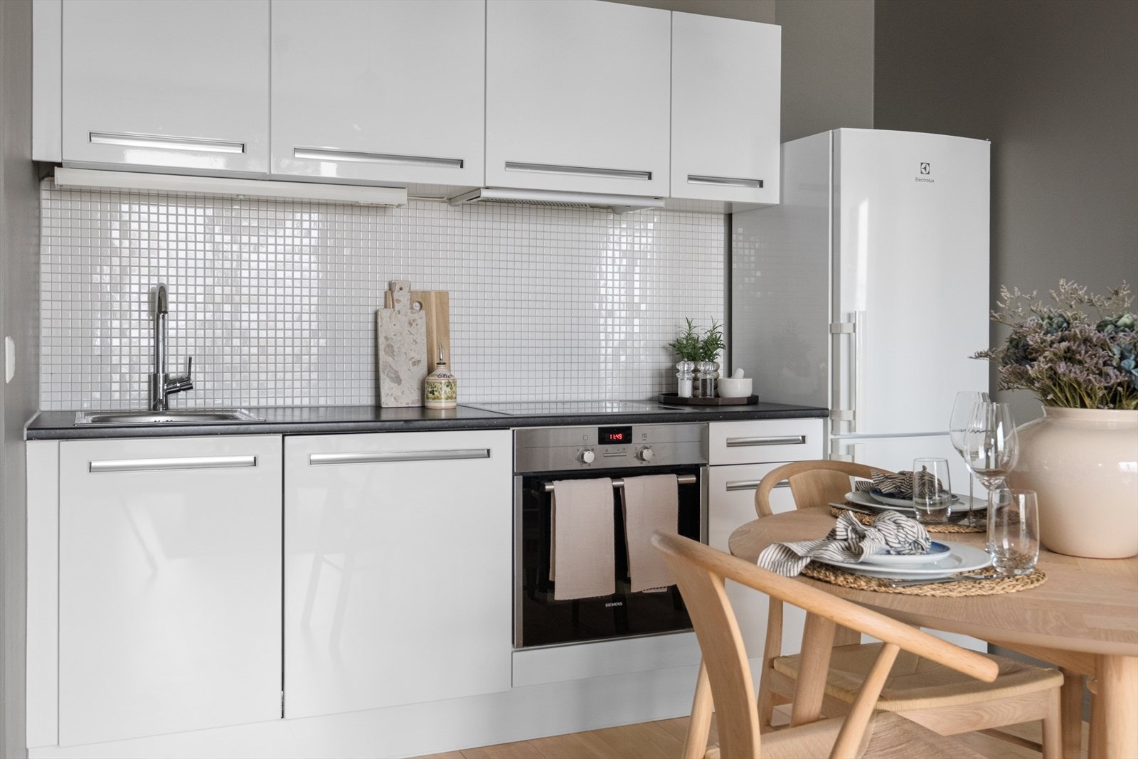 Kjøkkeninnredning med glatte fronter og laminert benkeplate. Integrert koketopp, stekeovn og oppvaskmaskin (2024), samt frittstående kjøl-/fryseskap. Ventilator ført til byggets avtrekkssystem. Galleribilde