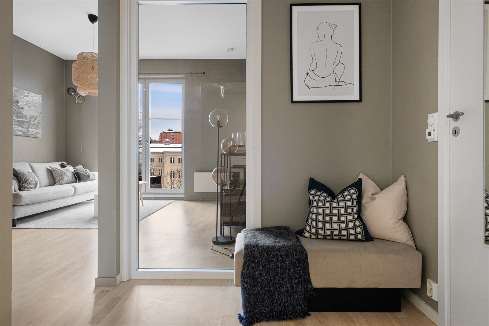 En lys og innbydende entré som gir et godt førsteinntrykk av leiligheten. God plass til sko og yttertøy. Galleribilde