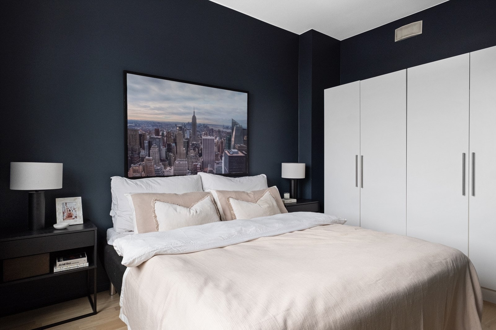 Romslig soverom med god plass til dobbeltseng med tilhørende nattbord. Sengen som er avbildet er 210x180 cm. Galleribilde