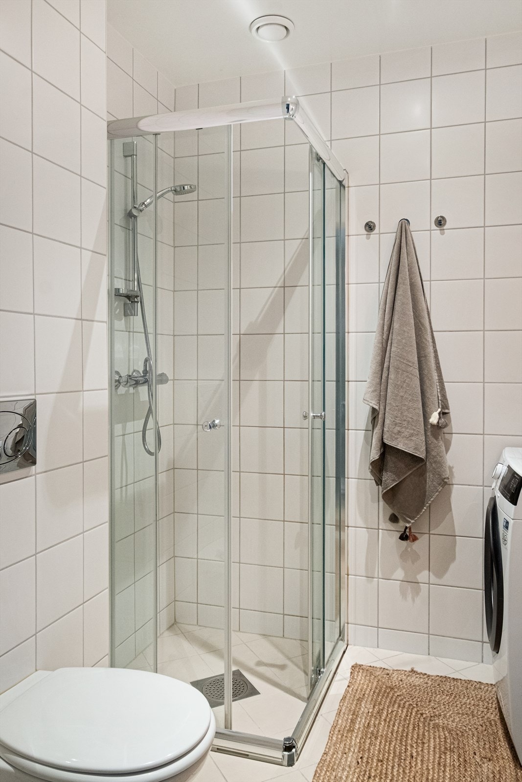 Baderommet er innredet med vegghengt WC, servantinnredning og lukket dusjløsning. Galleribilde