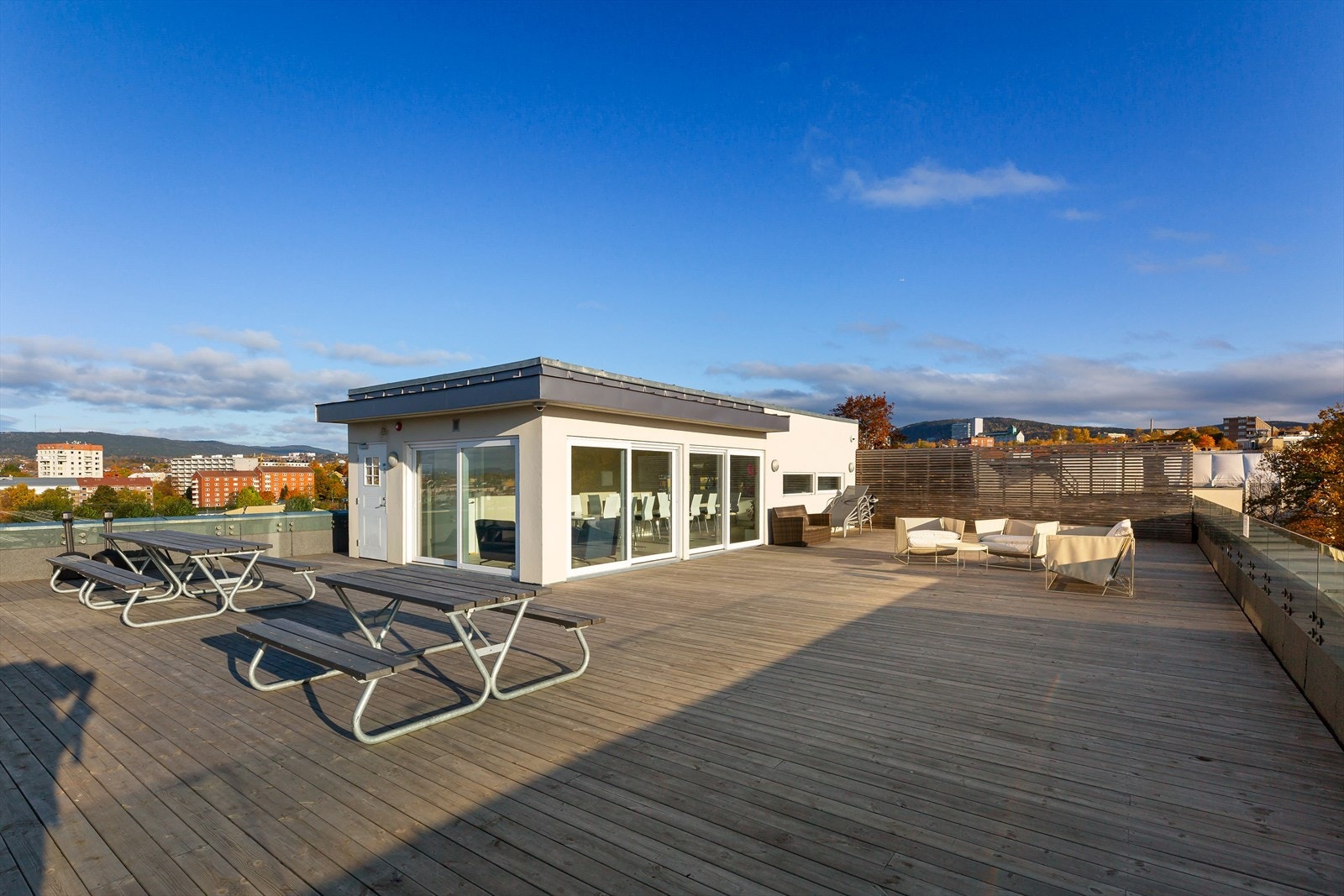 Flott takterrasse med sittebenker ute og selskapslokale inne som du har mulighet til å leie. Perfekt ved store, sosiale sammenkomster. Galleribilde