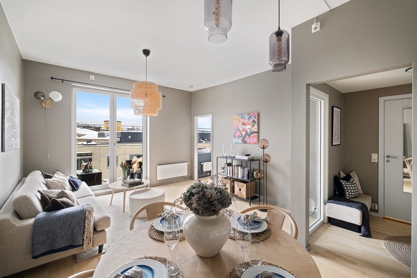 Lys og hyggelig stue med plass til sofaseksjon med tilhørende møblement, TV-benk og spisebord. Galleribilde