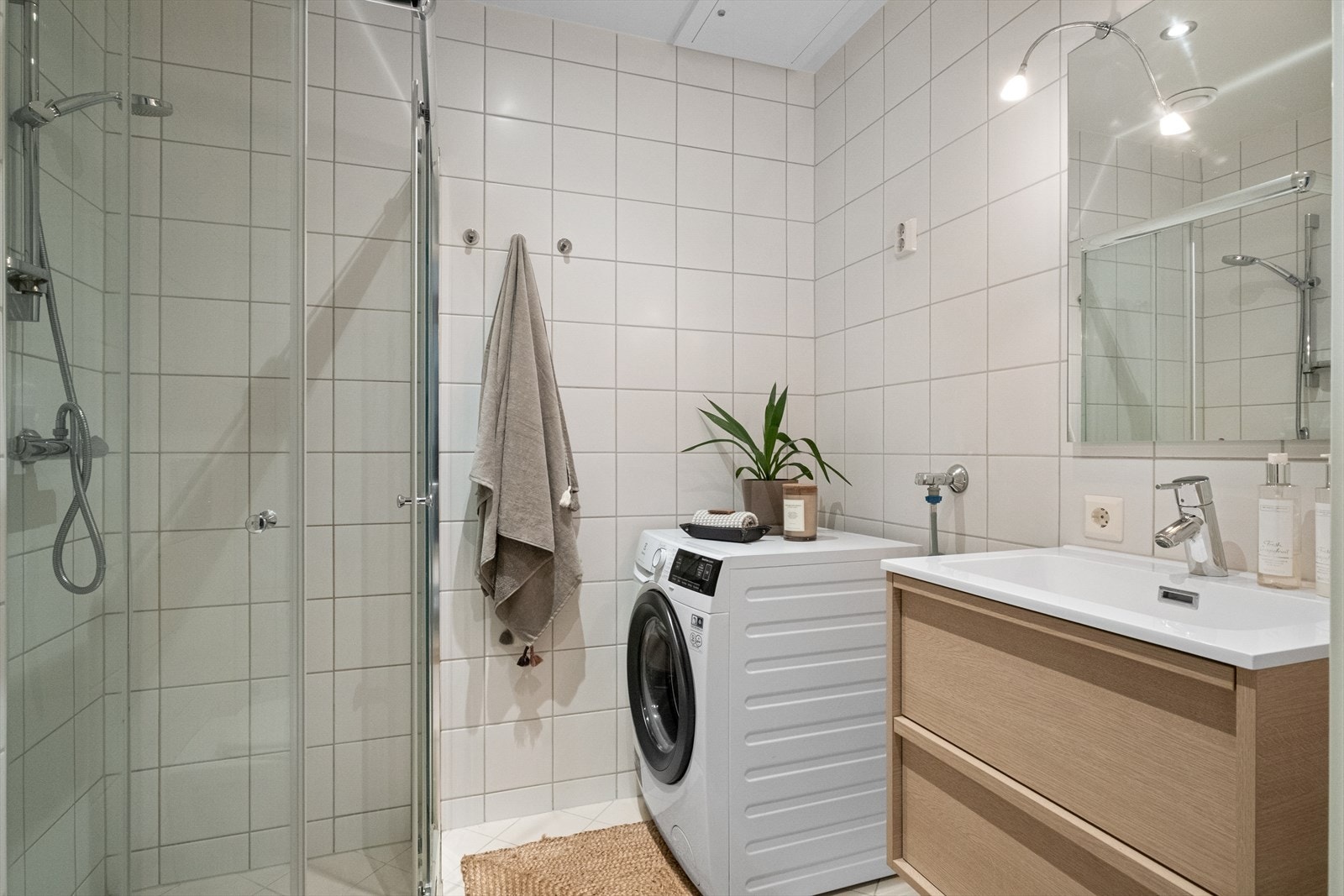 Flislagt baderom fra 2010 med varme i gulvet og opplegg for vaskemaskin. Galleribilde