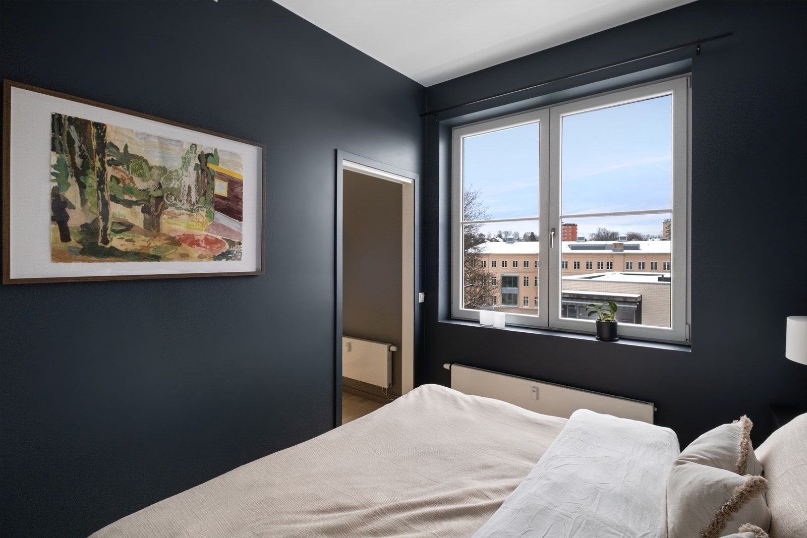 Store vindusflater som gir rikelig med luft og lys. Galleribilde