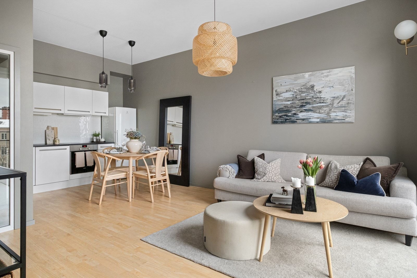 Leiligheten er malt i delikate og tidsriktige farger. Galleribilde