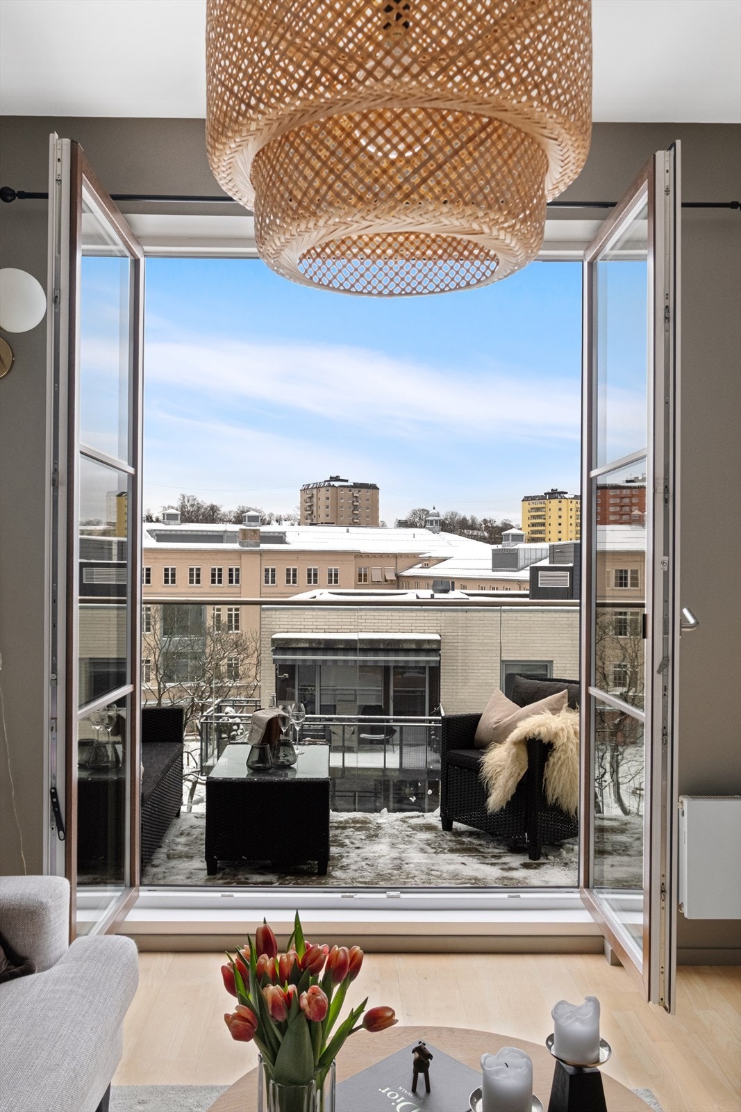 Utgang til balkong fra stuen. Galleribilde