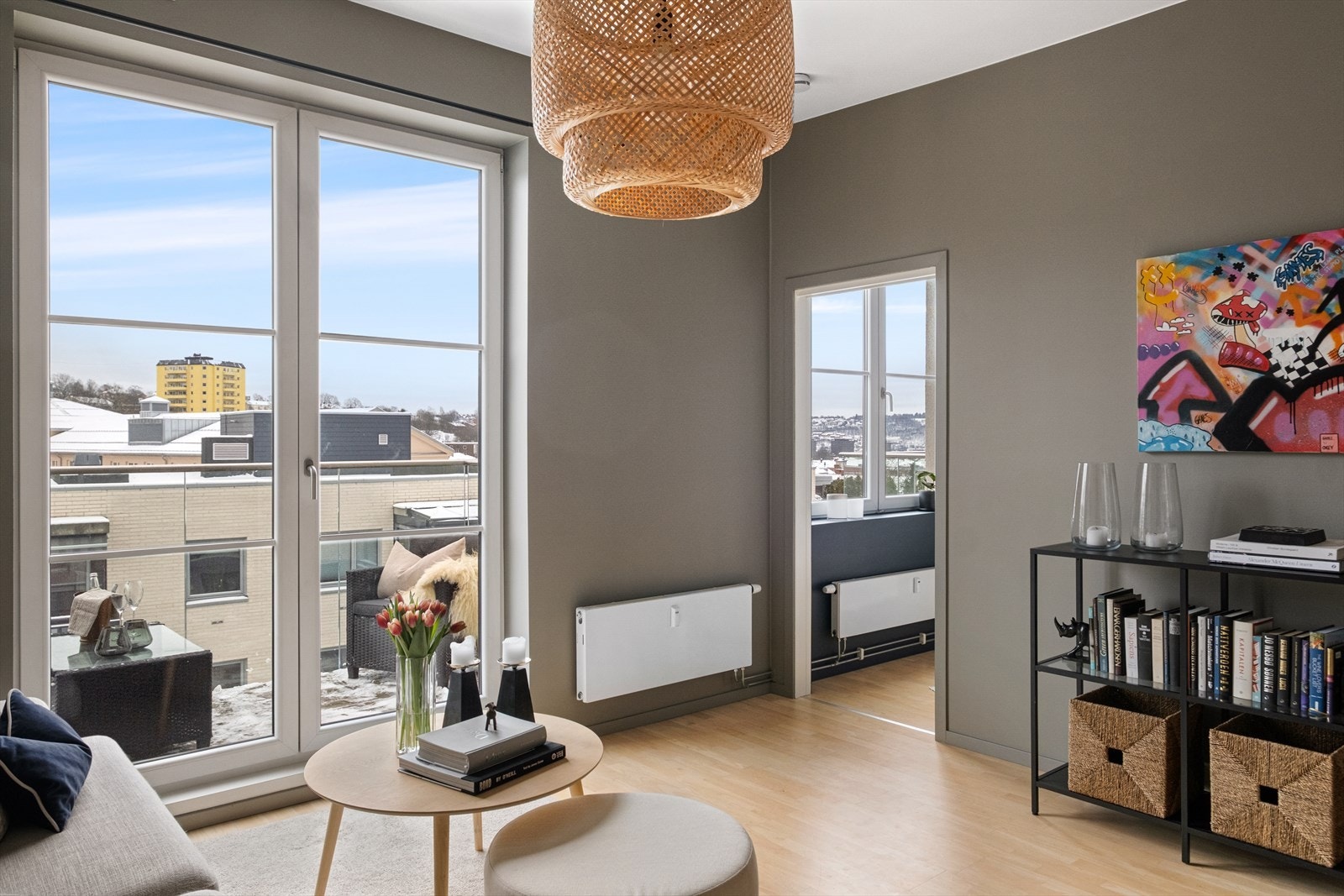 Store vindusflater som gir rikelig med luft og lys. Galleribilde