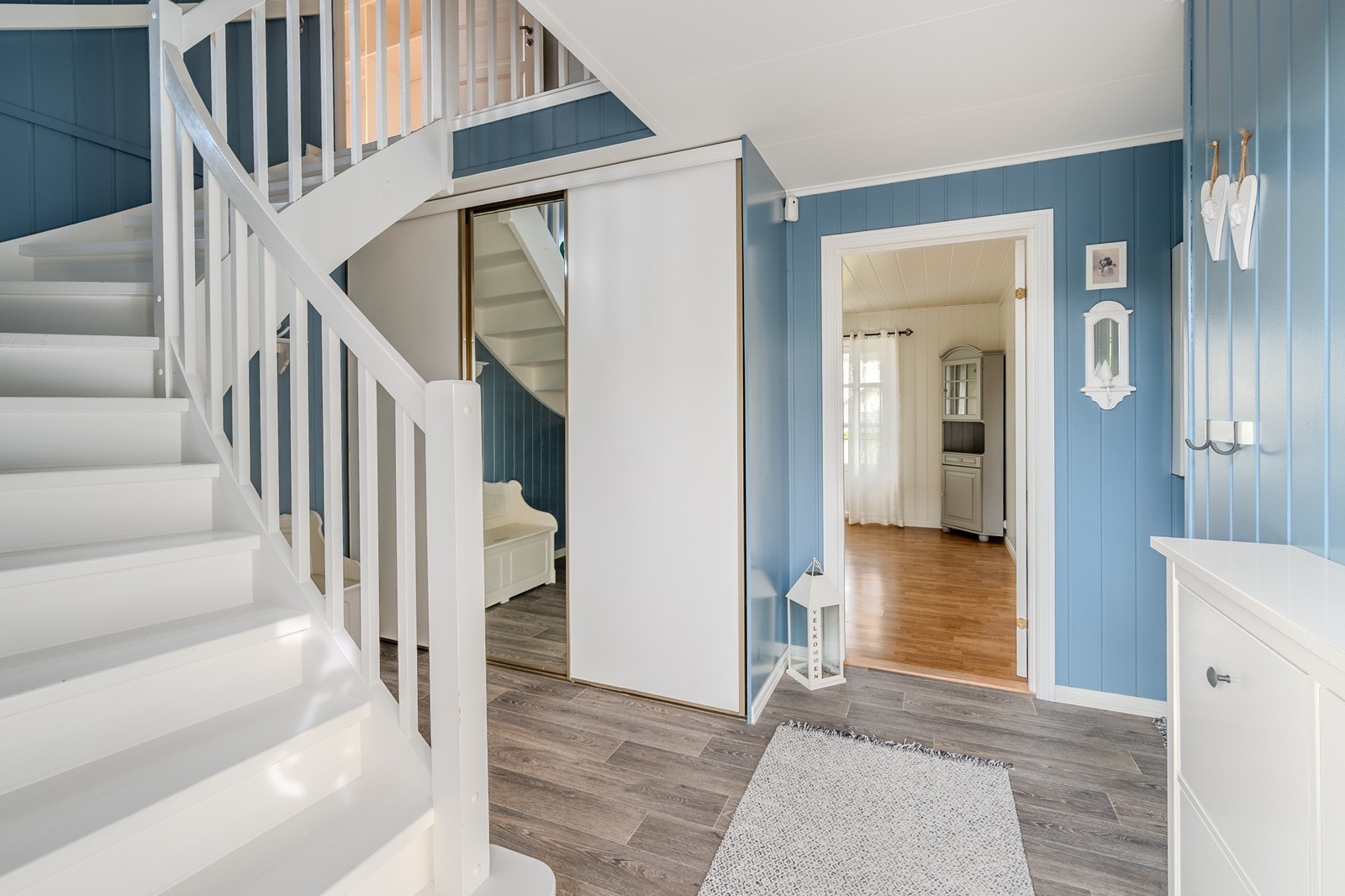 Velkommen inn, gang med romslig garderobe Galleribilde