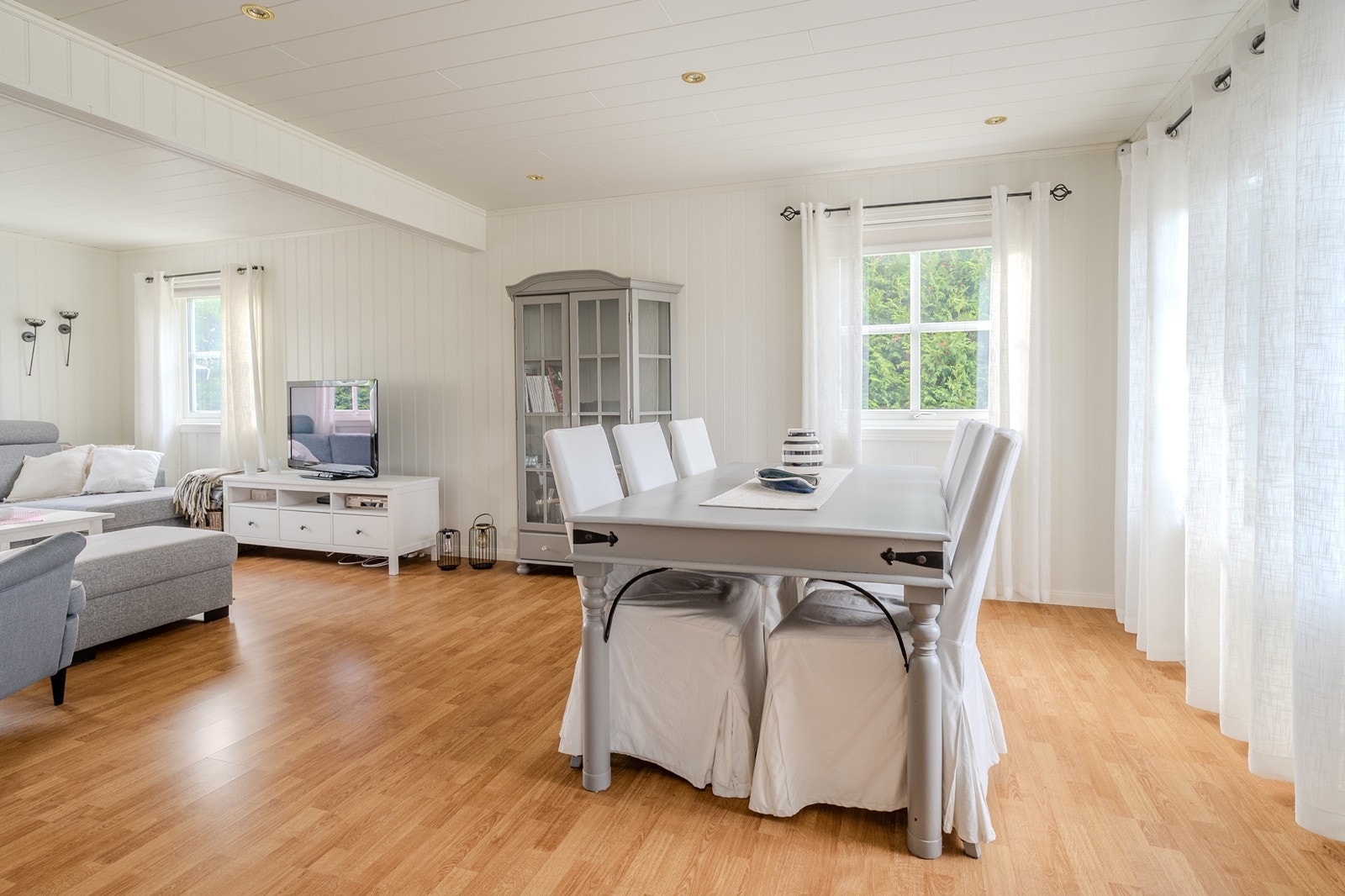 God plass til stort spise bord. Galleribilde