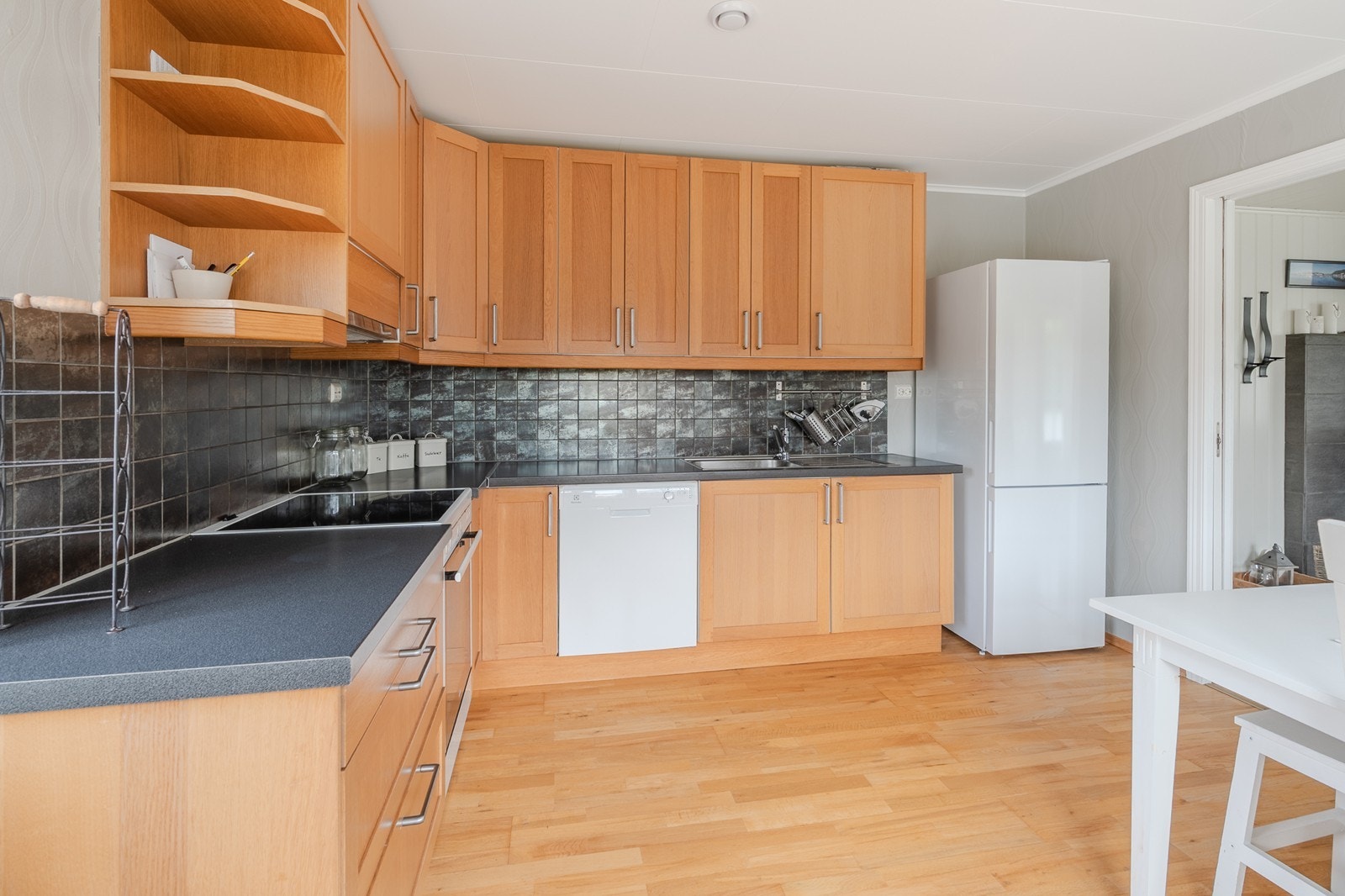 Godt med skap og benkeplass. Galleribilde