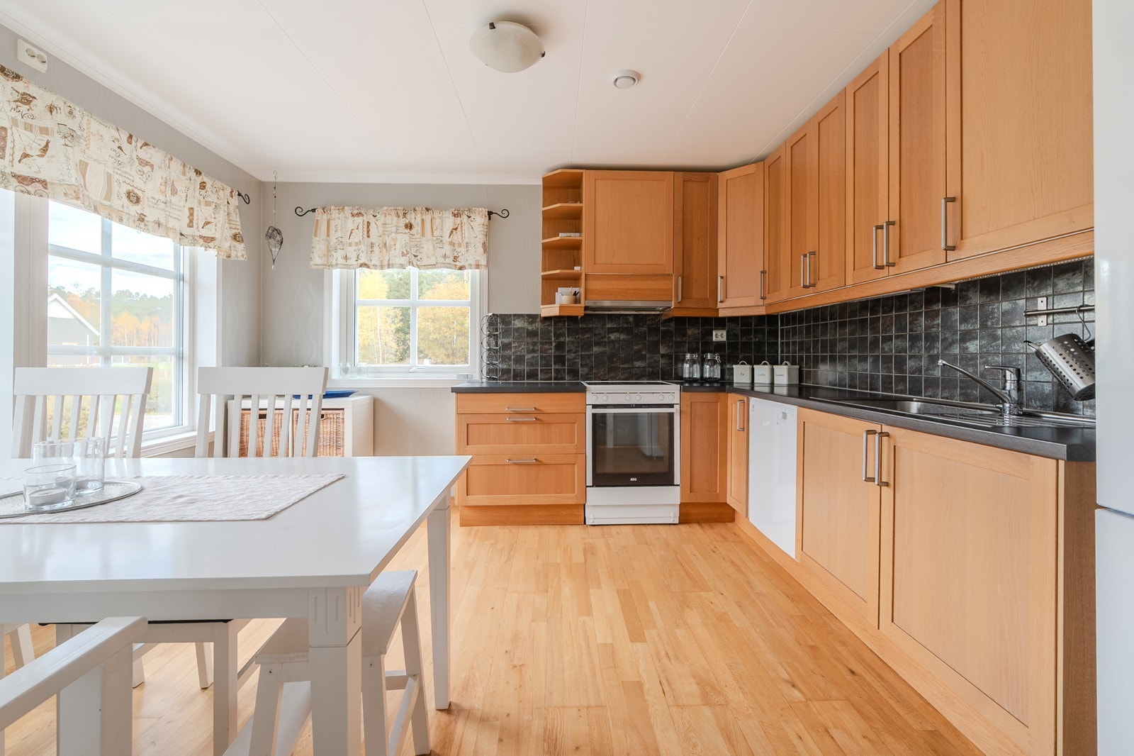 Kjøkken med plass til spisebord. Galleribilde