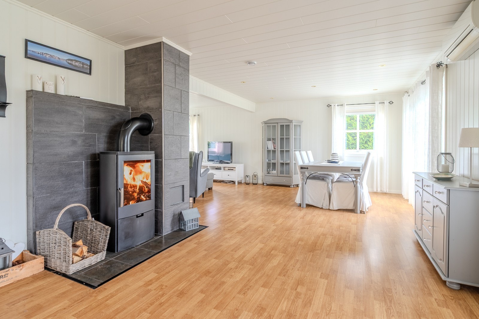 Romslig stue med vedovn Galleribilde