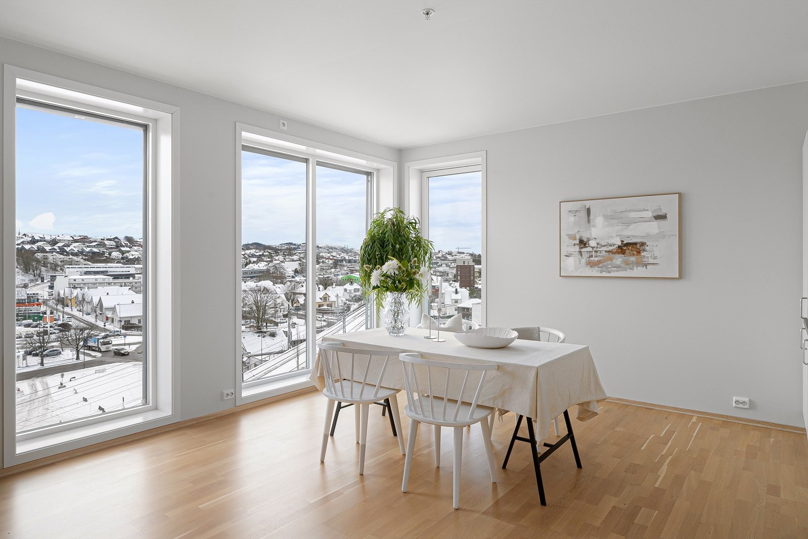 Leilighetens stue fremstår som lys og trivelig med store vindusflater som slipper inn mye naturlig lys som er med på å skape en god romfølelse og atmosfære. Galleribilde