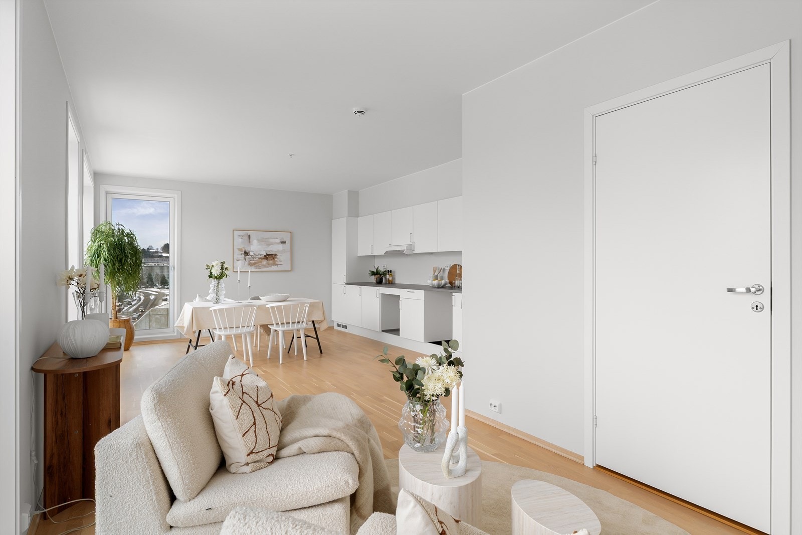 Stue/kjøkken hvor man har plass til både spisebord og sofa, en perfekt plass til å nyte gode stunder med familie og venner. Galleribilde