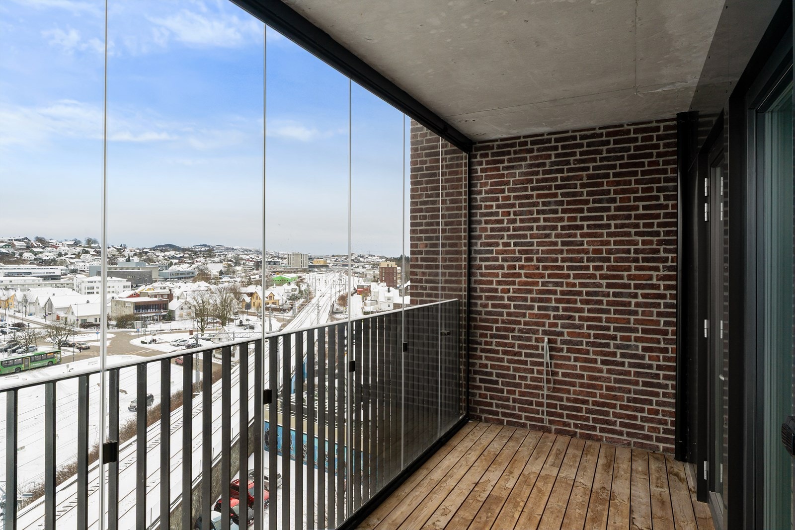 Fra hovedsoverommet har man utgang til egen innglasset balkong. Galleribilde