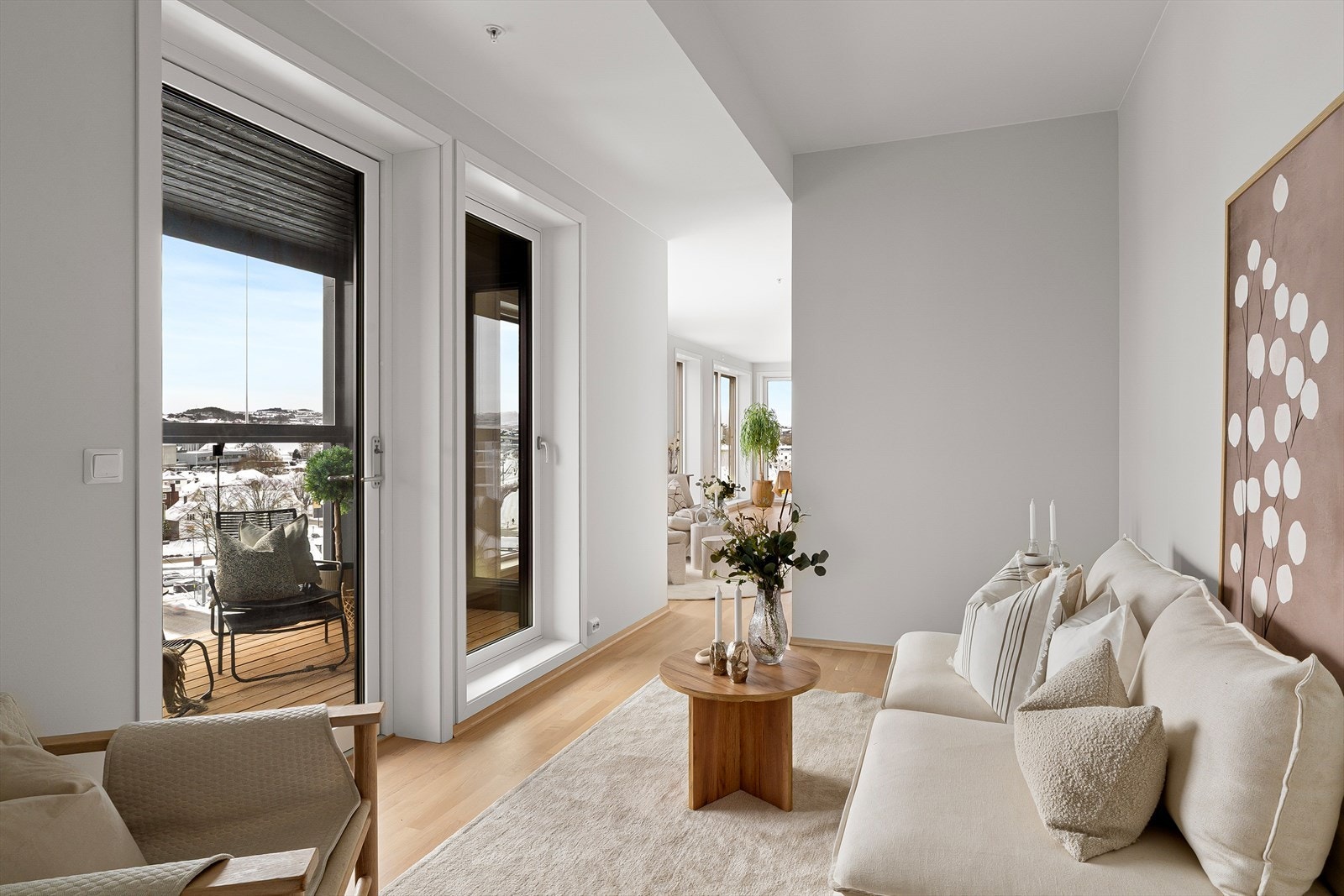 Fra stuen har man utgang til en av leilighetens 2 balkonger. Galleribilde