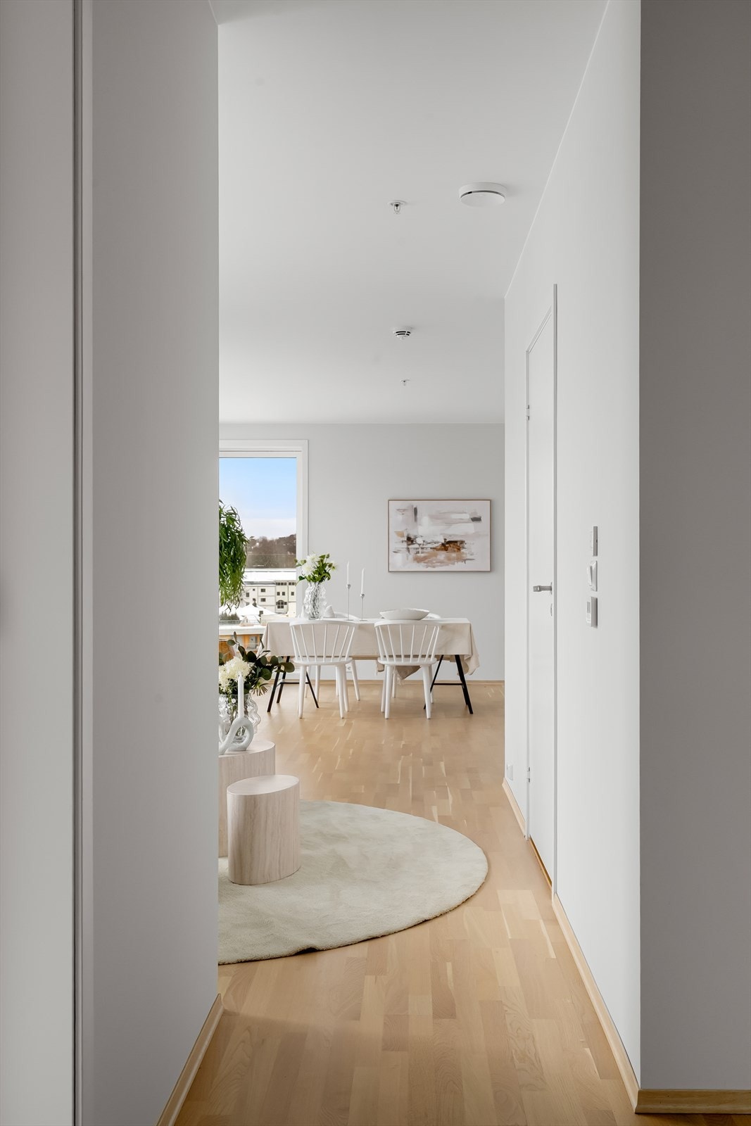 Leiligheten fremstår som lys og moderne med gjennomgående god standard. Galleribilde