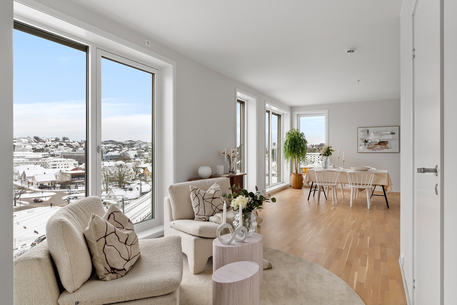 I enden av gangen kommer man til kjøkken og stue i delvis åpen løsning. Galleribilde