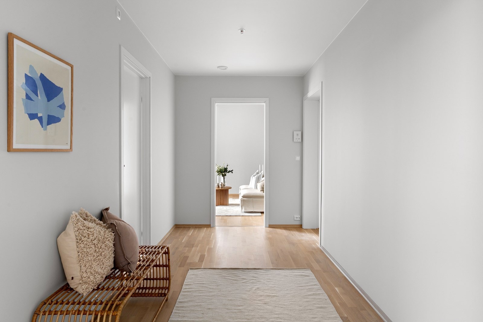 En kommer inn i en pen entré/gang med plass god til å henge fra seg både klær og sko. Galleribilde