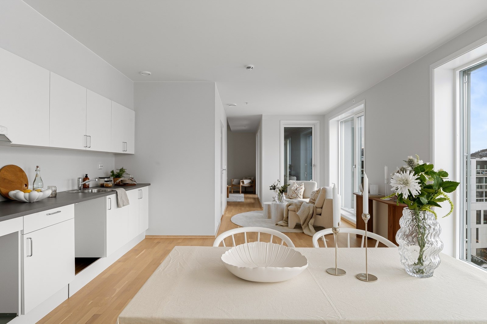 Stue/kjøkken hvor man har plass til både spisebord og sofa, en perfekt plass til å nyte gode stunder med familie og venner. Galleribilde