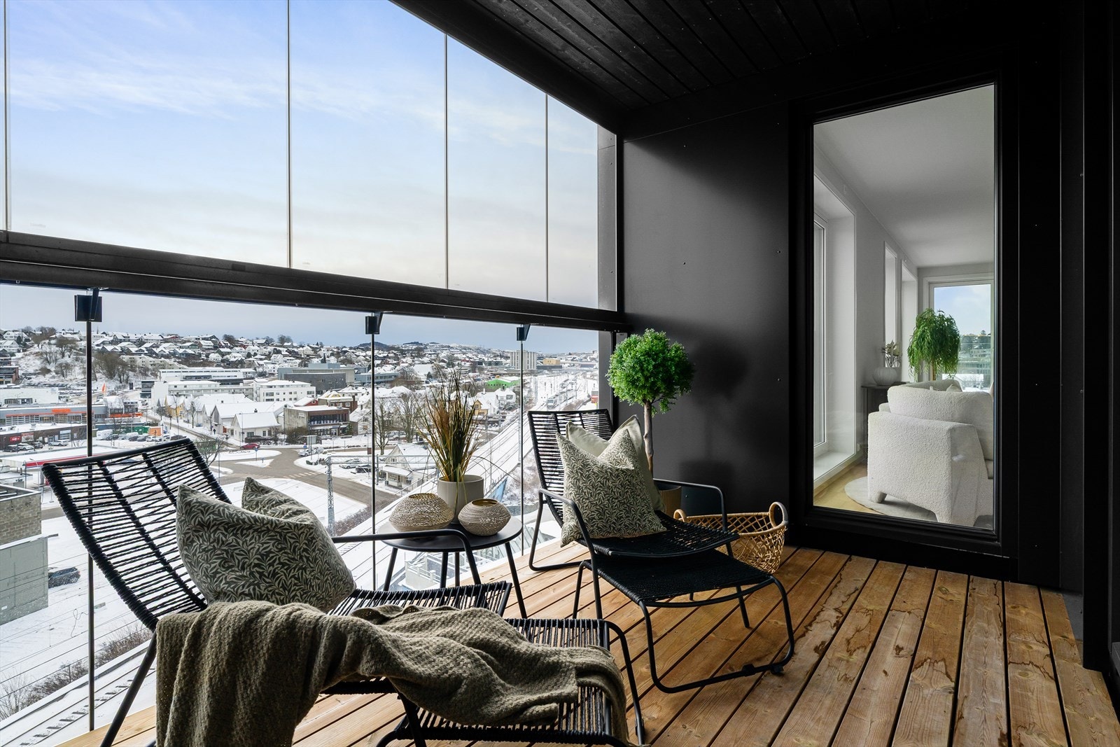 Fra stuen har man utgang til en av leilighetens 2 balkonger, som kan vise til pen utsikt. Galleribilde