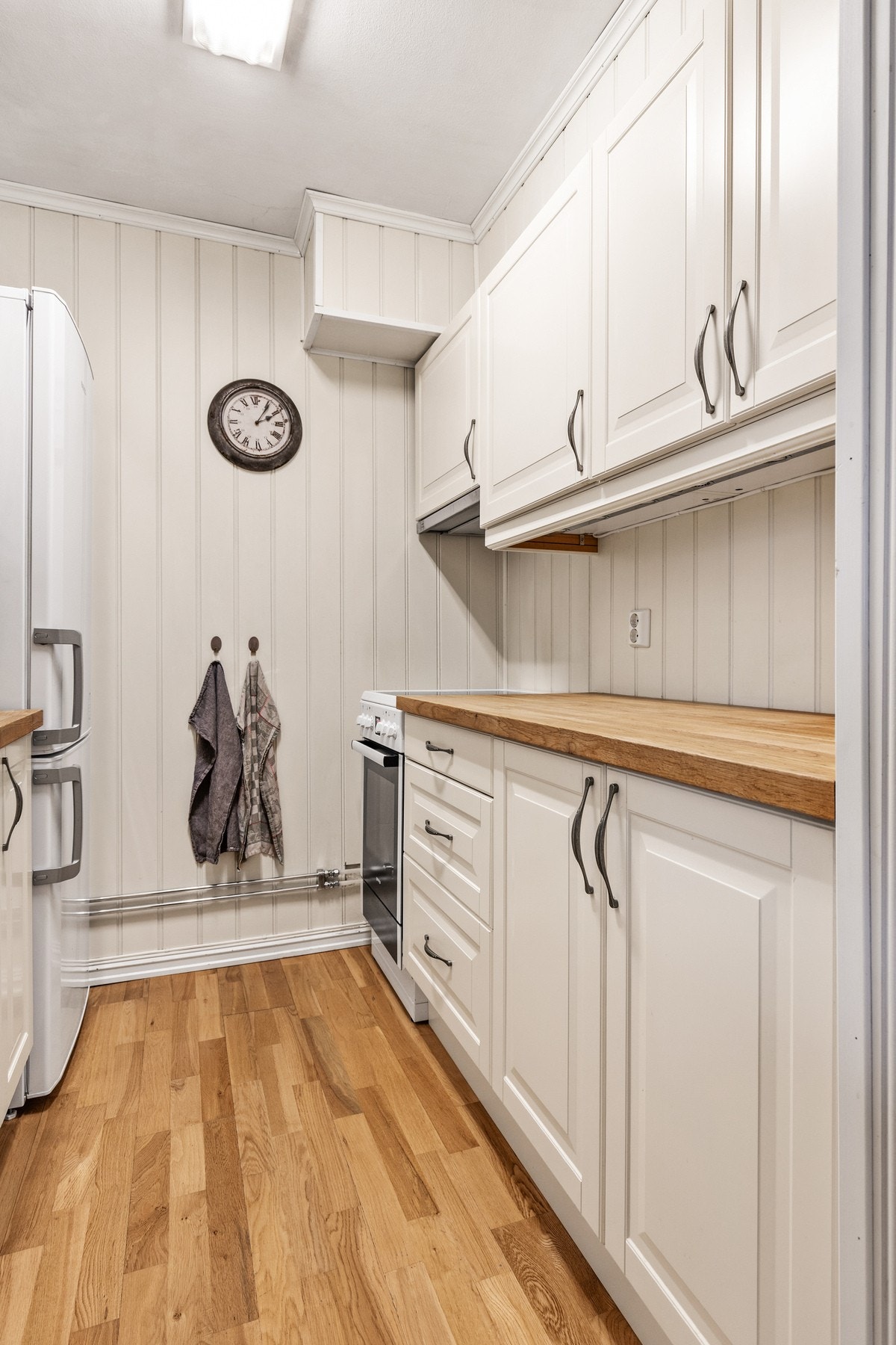 Kjøkkenet byr på svært god oppbevaringsplass i skapene og generøse arbeidsflater som gjør matlagingen både enkel og effektiv. Galleribilde