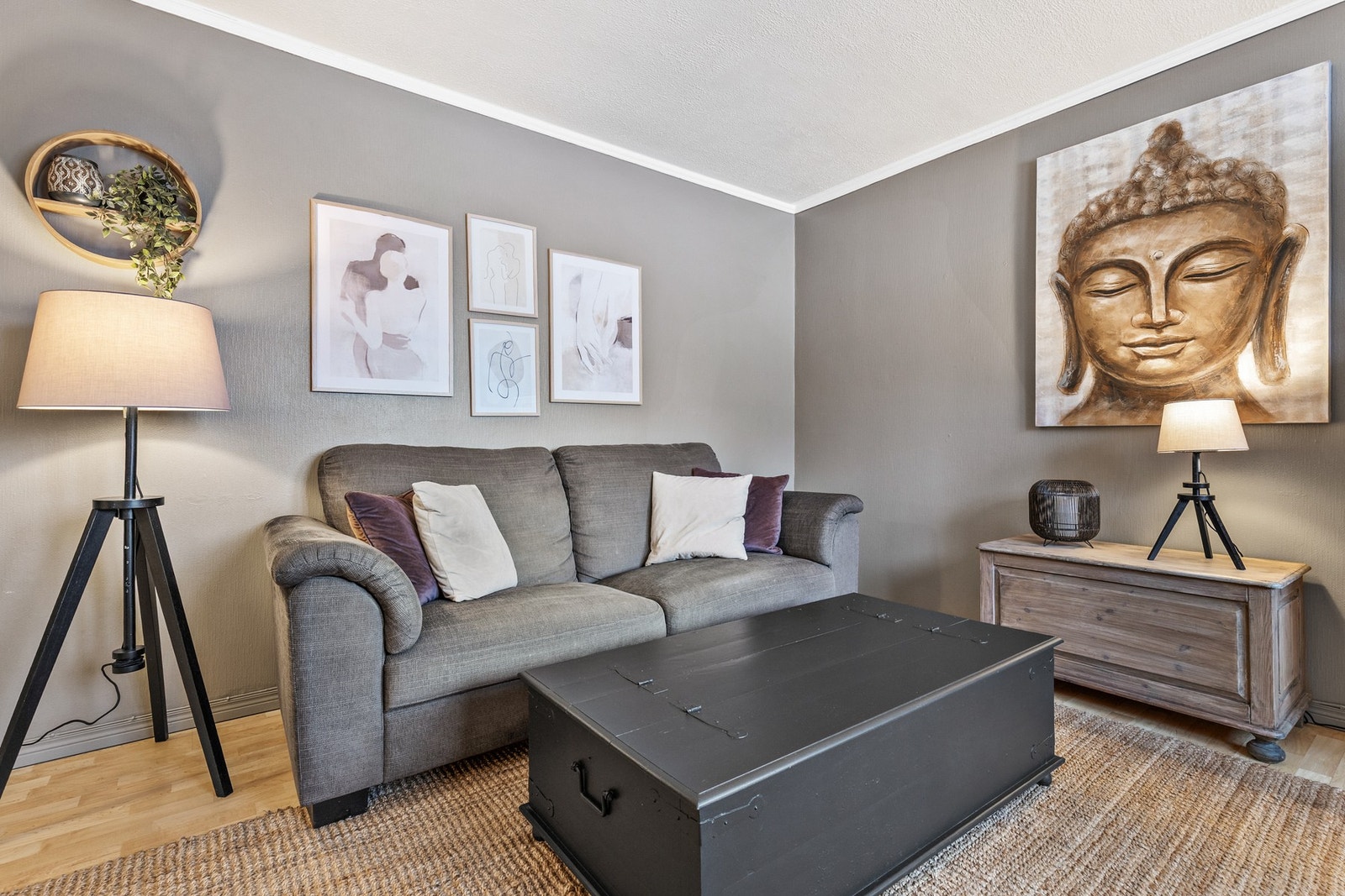 Rommet byr på gode møbleringsmuligheter med plass til både sofa, TV-møblement og annet ønsket møblement. Galleribilde