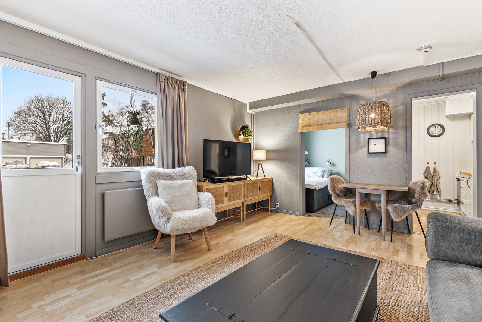 Takhøyden er 2,45 meter, noe som gir en luftig og behagelig romfølelse. Galleribilde