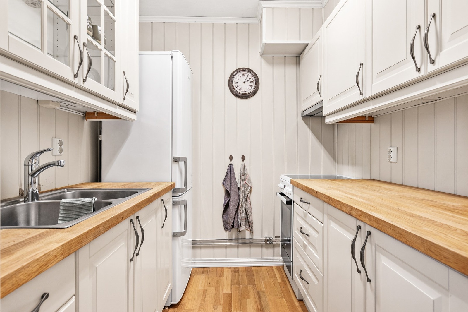 Separat kjøkken med profilerte fronter og heltre benkeplate som gir rommet et tidløst og varmt preg. Galleribilde