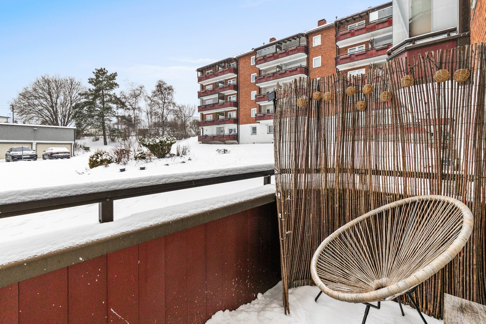 Leiligheten byr på en gjennomtenkt og funksjonell planløsning med romslig stue, separat kjøkken, behagelig sovealkove, flislagt bad og hyggelig balkong. Galleribilde