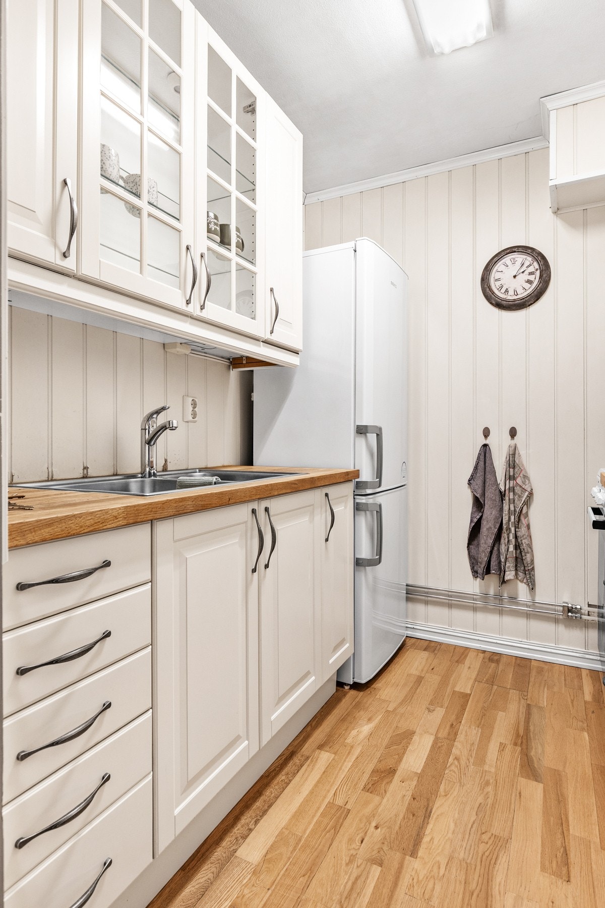 Her finner du frittstående kjøl-/fryseskap og komfyr, samt en praktisk nedfelt stålvask med ettgreps blandebatteri. Galleribilde