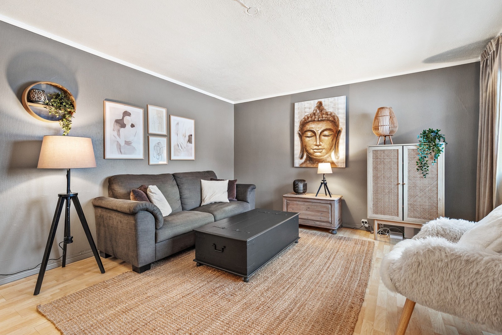 Stuen har overflater med parkettgulv og malte vegger i en moderne gråtone som gir rommet et tidløst uttrykk. Galleribilde