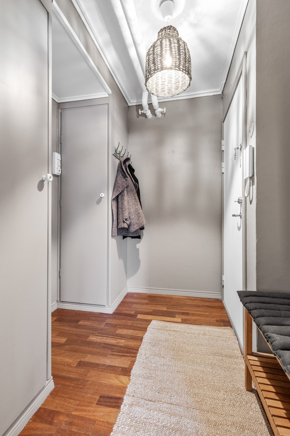 Her er det god plass til yttertøy, og en garderobe sørger for effektiv oppbevaring og et ryddig førsteinntrykk. Galleribilde