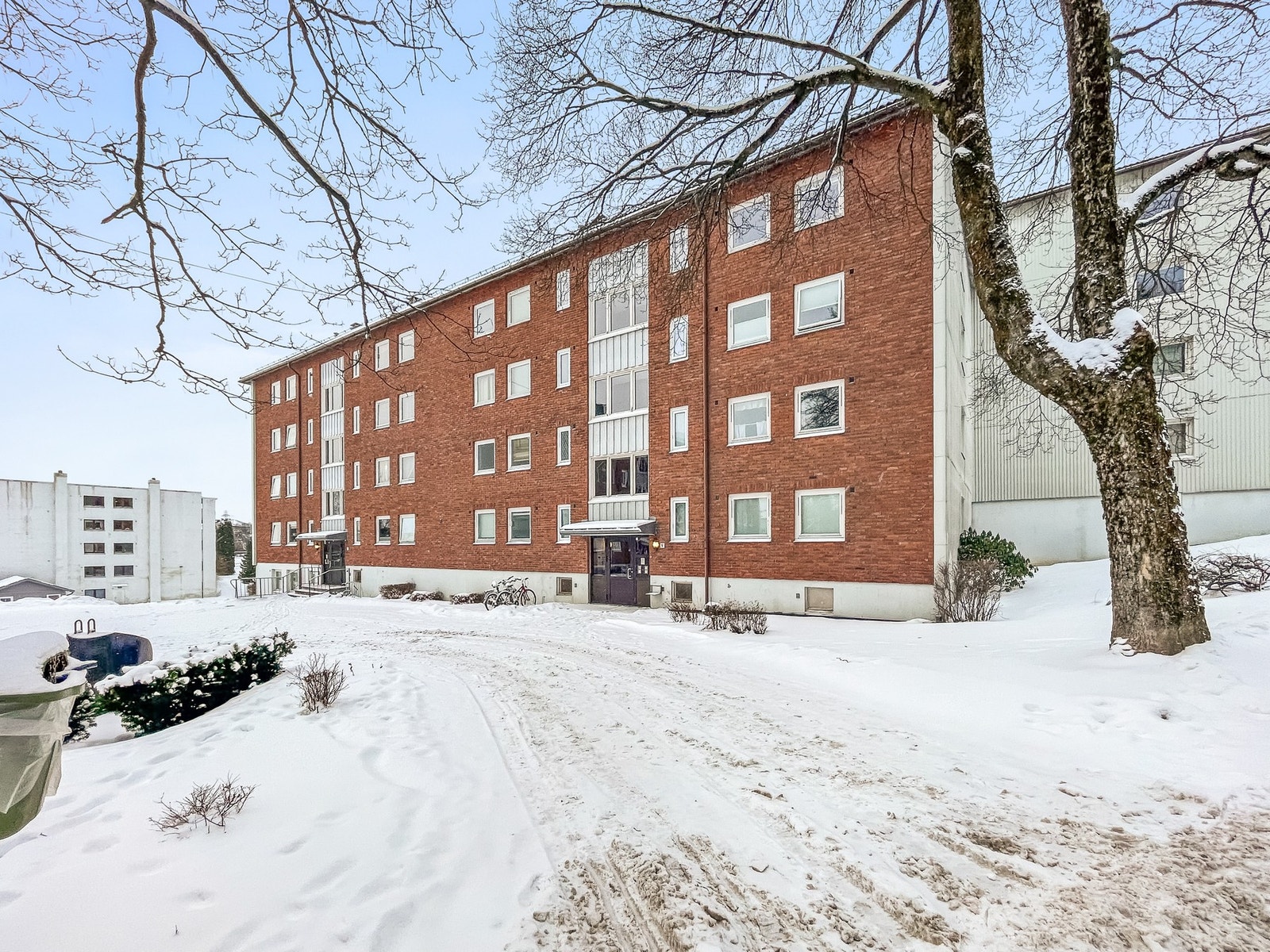 Boligen ligger i et attraktivt og sentralt boligområde med kort vei til et godt kollektivtilbud, et bredt utvalg av butikker, servicetilbud og fasiliteter. Galleribilde