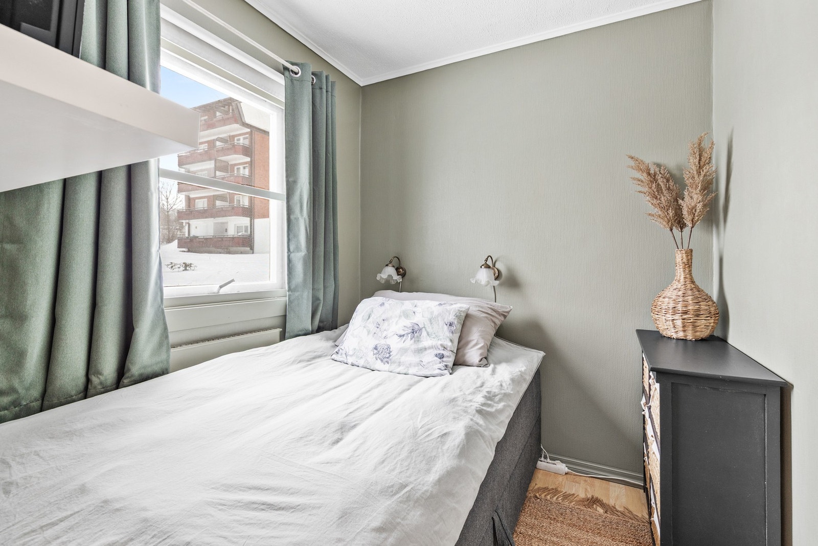 Boligen har en sovealkove malt i en rolig og behagelig fargetone som bidrar til en lun og avslappende atmosfære. Galleribilde