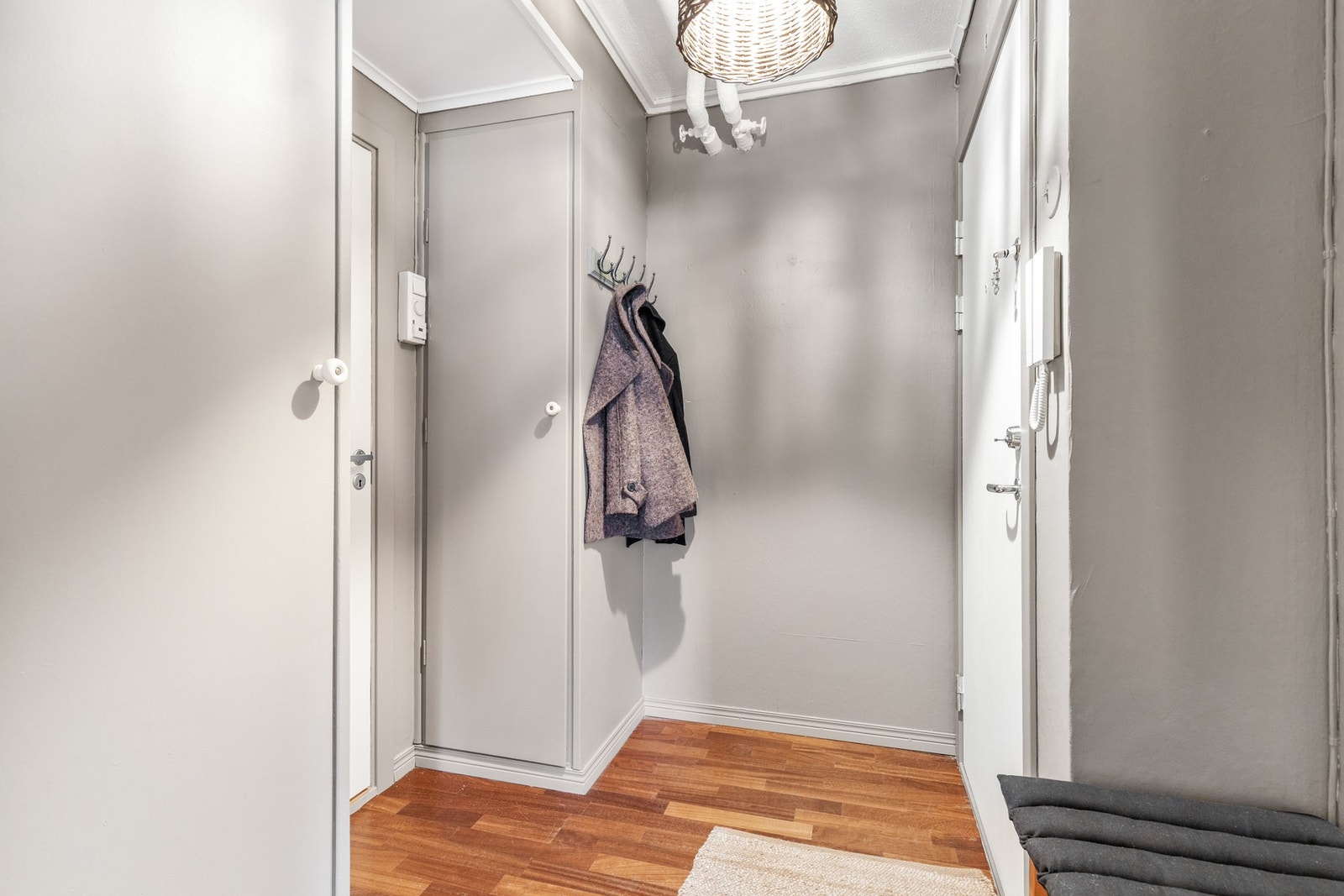 Når du trer inn i boligen, møtes du av en lys og innbydende entré. Galleribilde