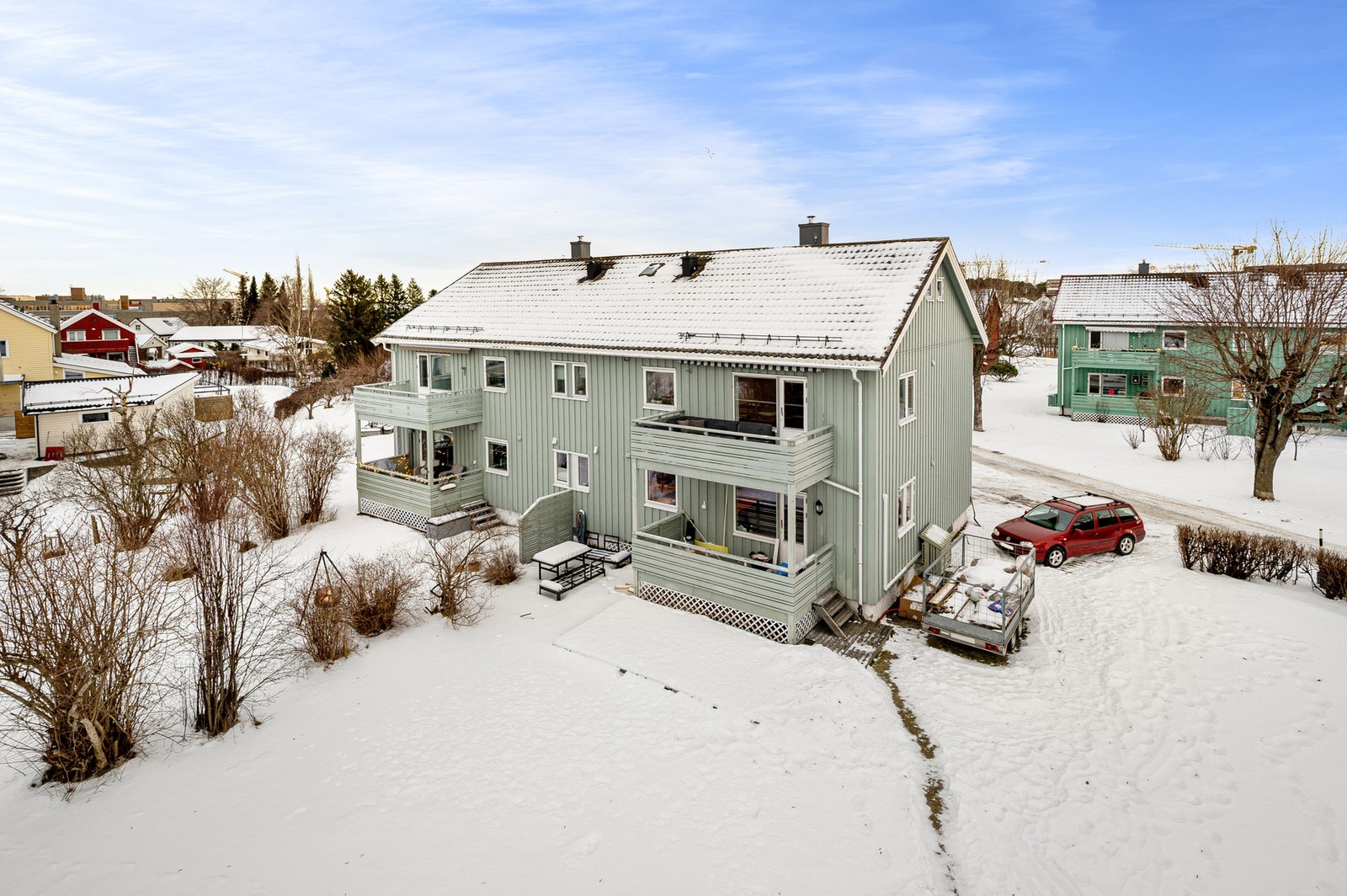 Leiligheten ligger i et veletablert borettslag med grønne fellesarealer rundt bebyggelsen. Galleribilde