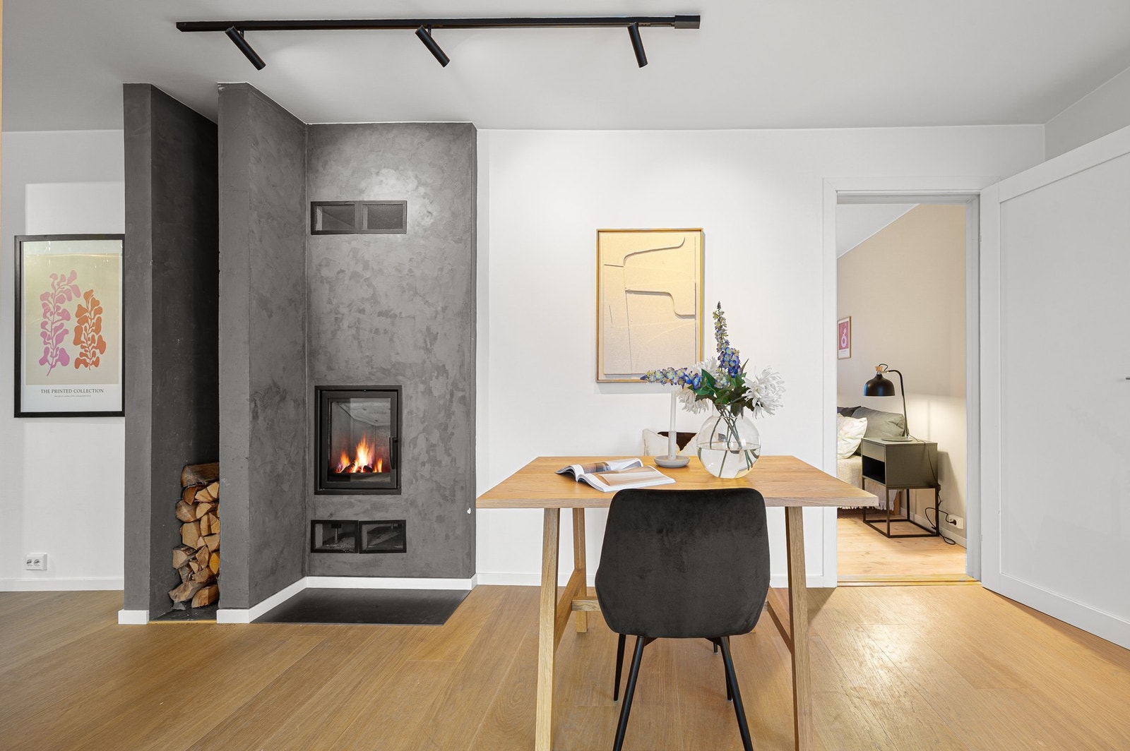 Spiseplassen er naturlig plassert i tilknytning til stuen og har en hyggelig ramme med peis som skaper lun stemning i rommet. Galleribilde