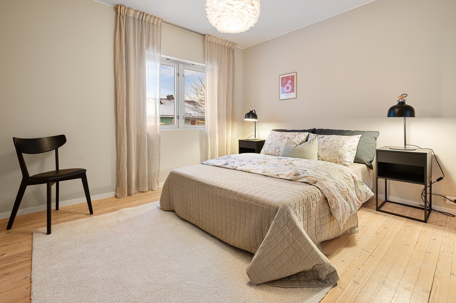 God plass til dobbeltseng på soverommet. Galleribilde