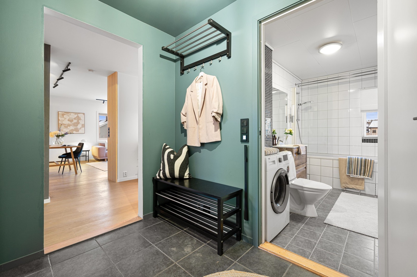 Innbydende entré med plass til yttertøy og sko. Galleribilde