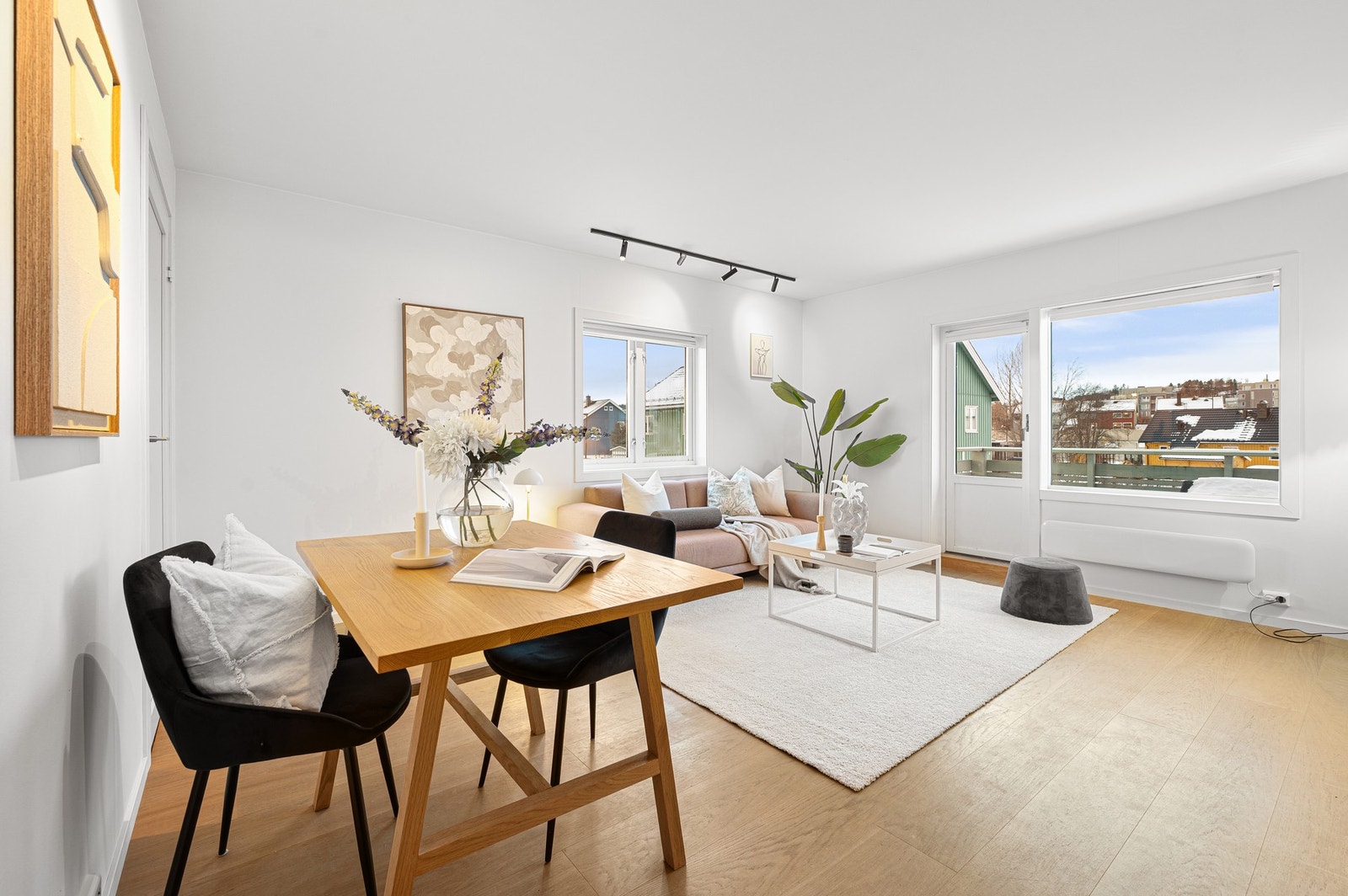 Stue og spisestue fremstår som et åpent og sosialt oppholdsrom som er lett å innrede. Galleribilde