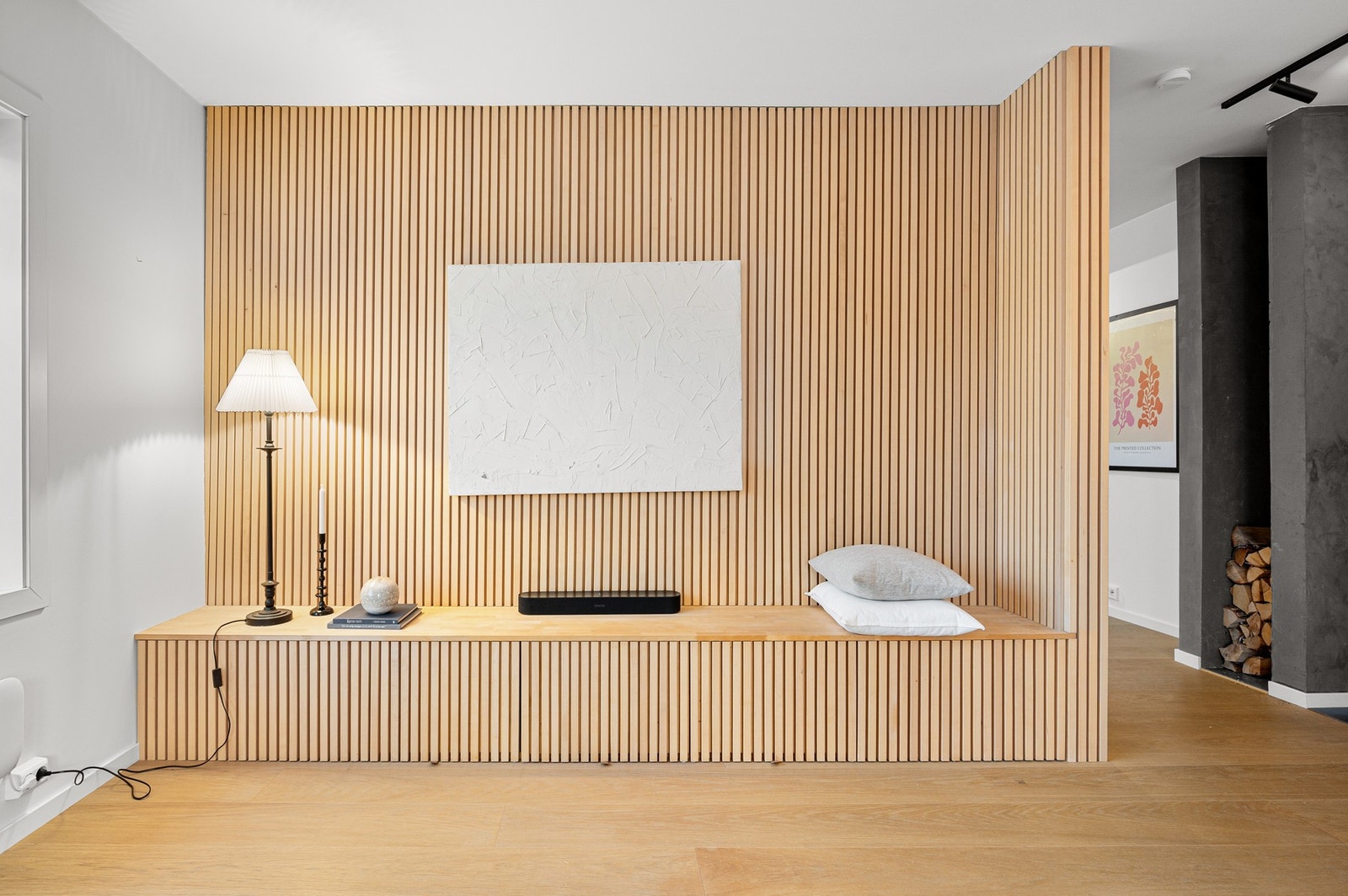 Elegant detalj fra stuen med moderne preg og rene linjer. Galleribilde