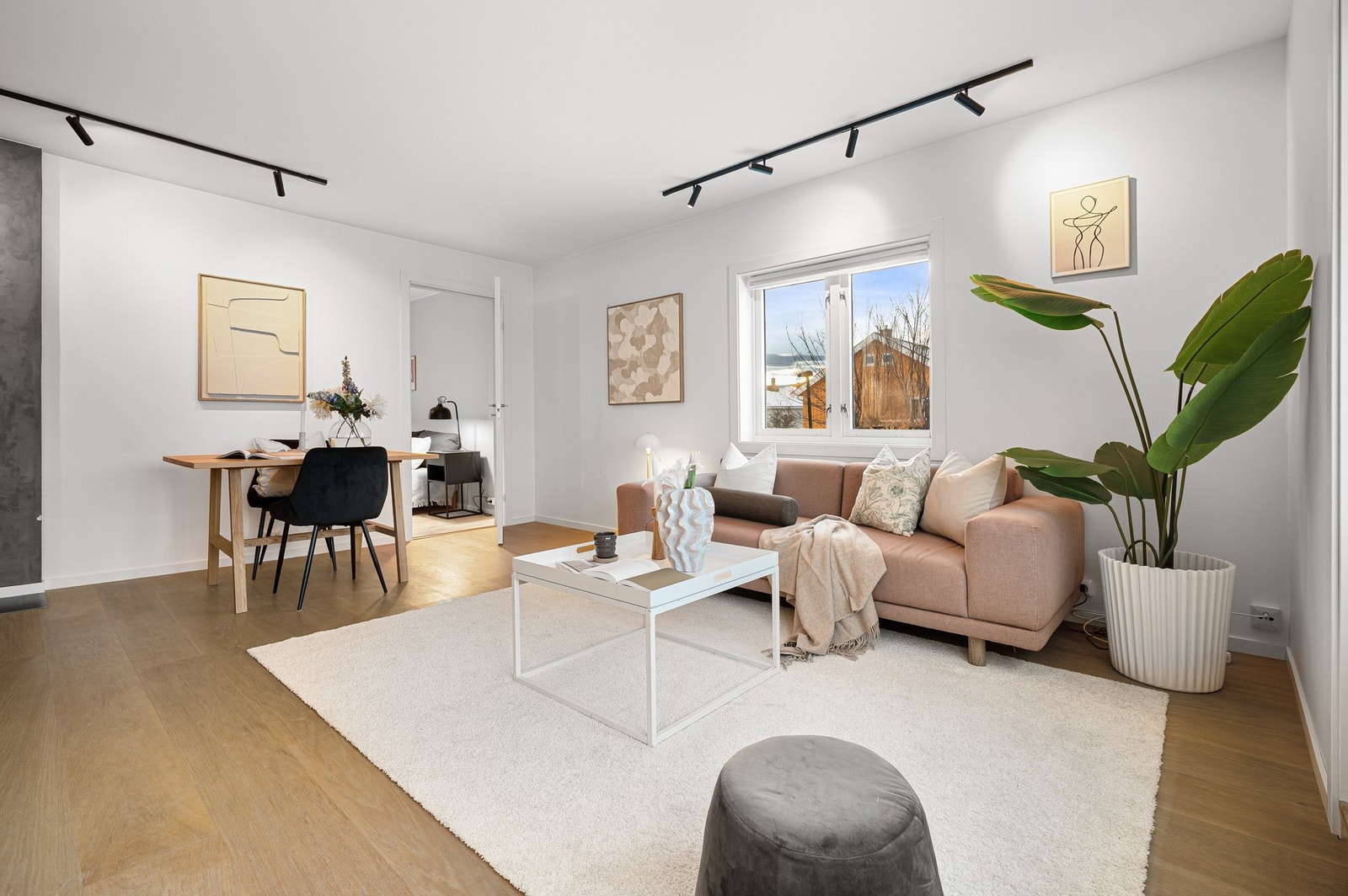 Rommet har god plass til både sofagruppe og spiseplass, og fremstår som lett å møblere. Galleribilde