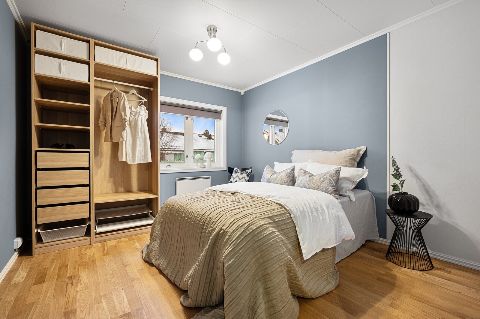 Flott soverom 2 med plass til både seng og garderobeskap. Galleribilde