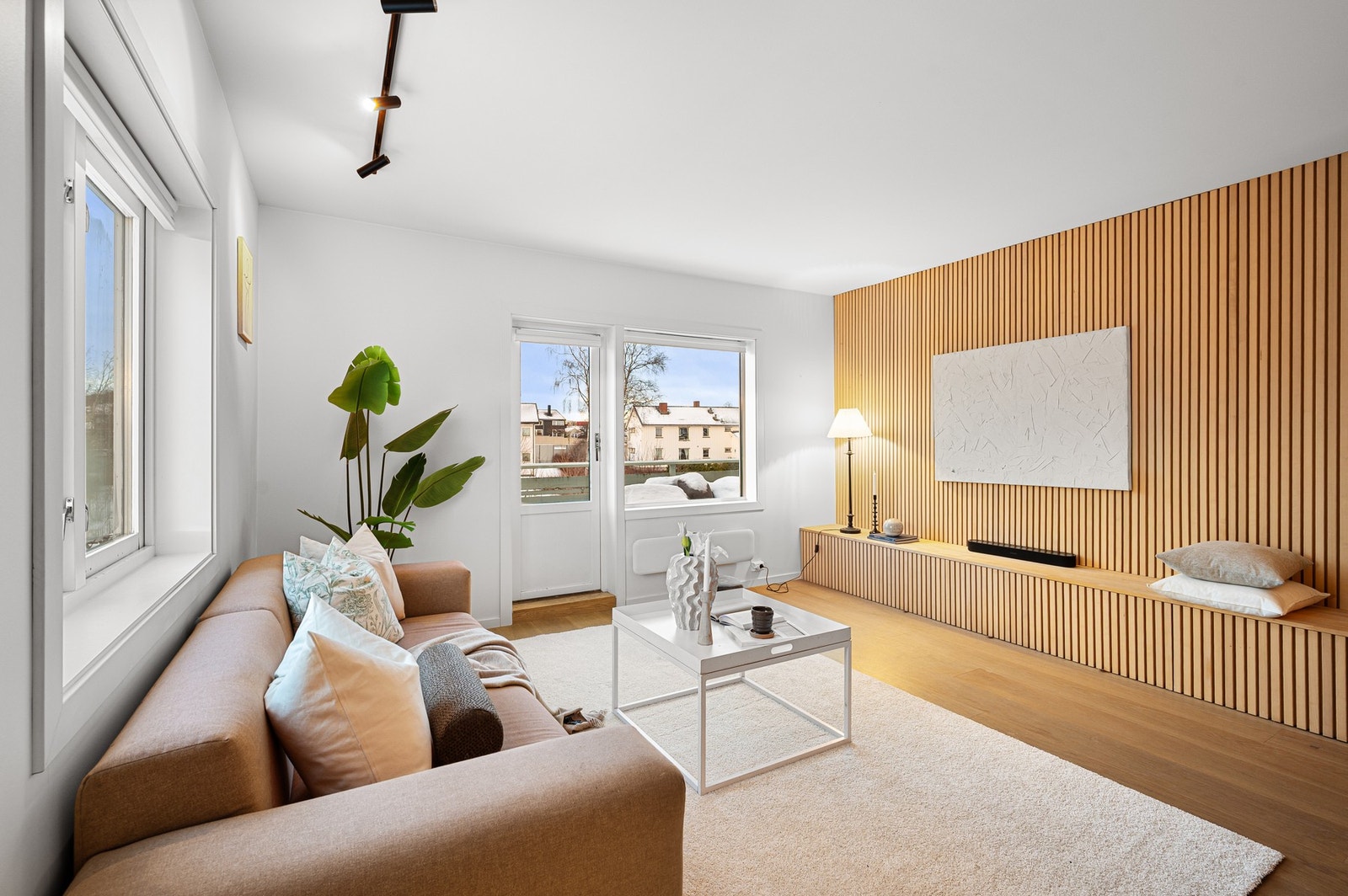 Stuen har en moderne og stilren utforming med god møbleringsflate og gjennomtenkte detaljer. Galleribilde