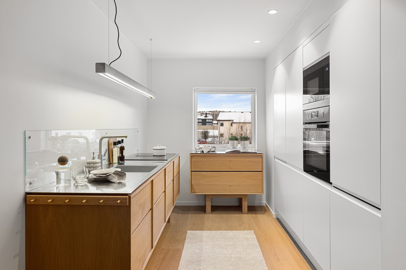 Kjøkkenet har god skap- og benkeplass som passer godt ved matlaging og oppbevaring. Galleribilde